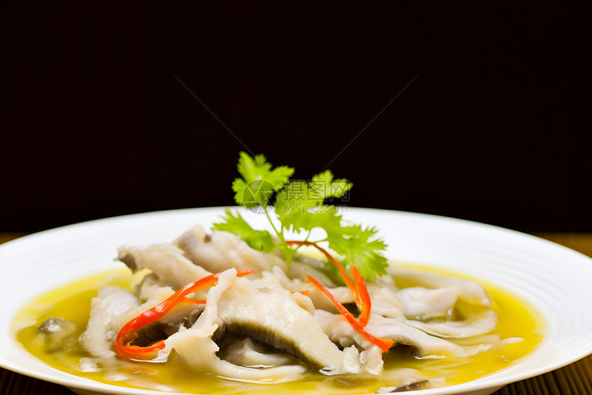 瓷盘中的酸菜鱼图片