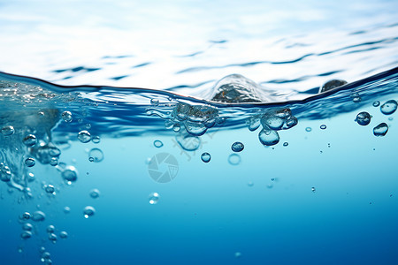 水中溅起的透明水泡高清图片