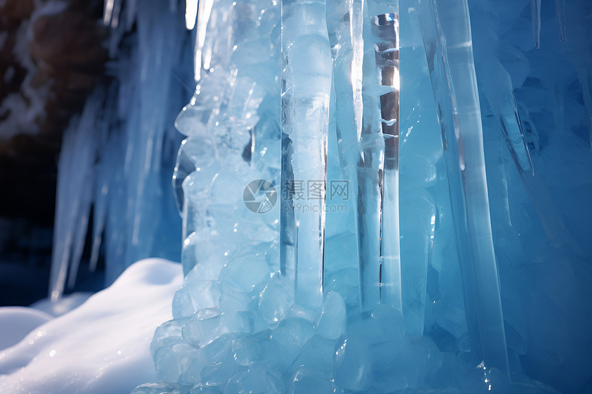 寒冷冬季冰冻的冰川图片