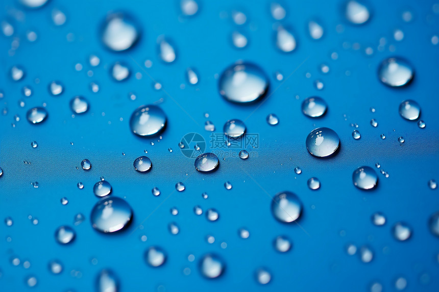 蓝色背景上的水滴图片