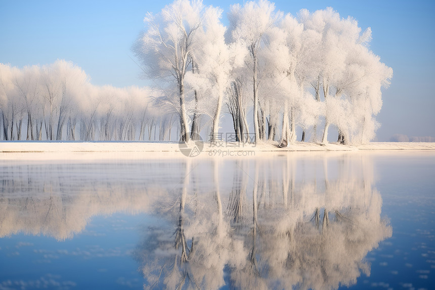 湖边的冰雪山林图片