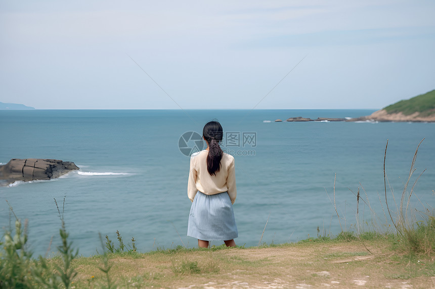 旅游出行的美丽女子图片