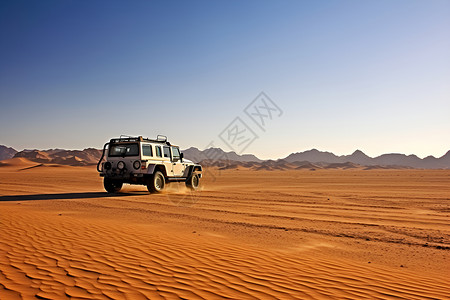 沙漠中飞驰越野的汽车背景图片