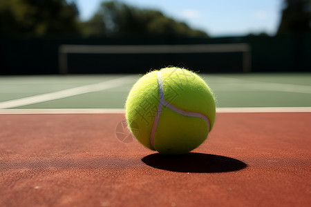 球场上的网球背景图片