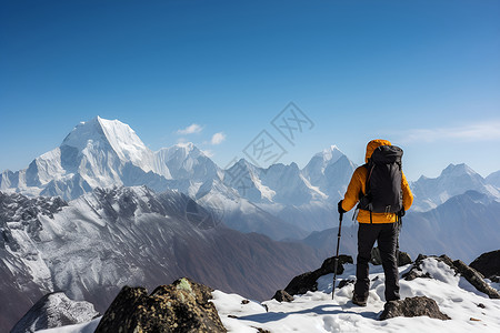 山顶男人攀登到山顶的男人背景