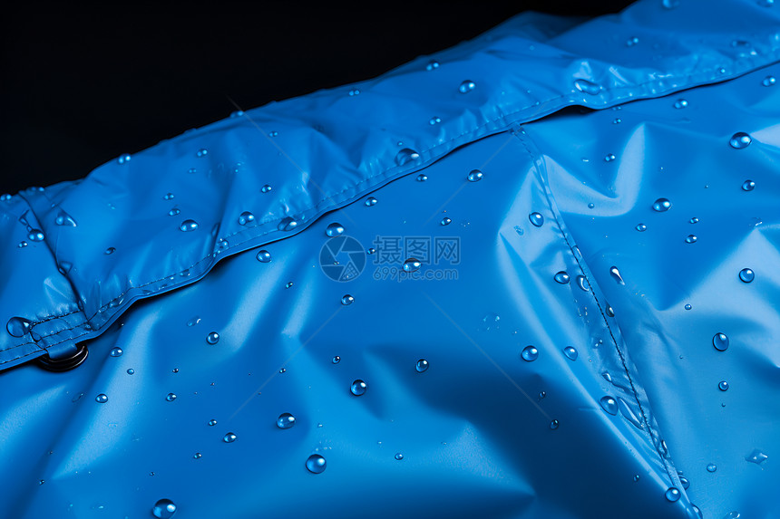 蓝色防水夹克上挂着水滴图片