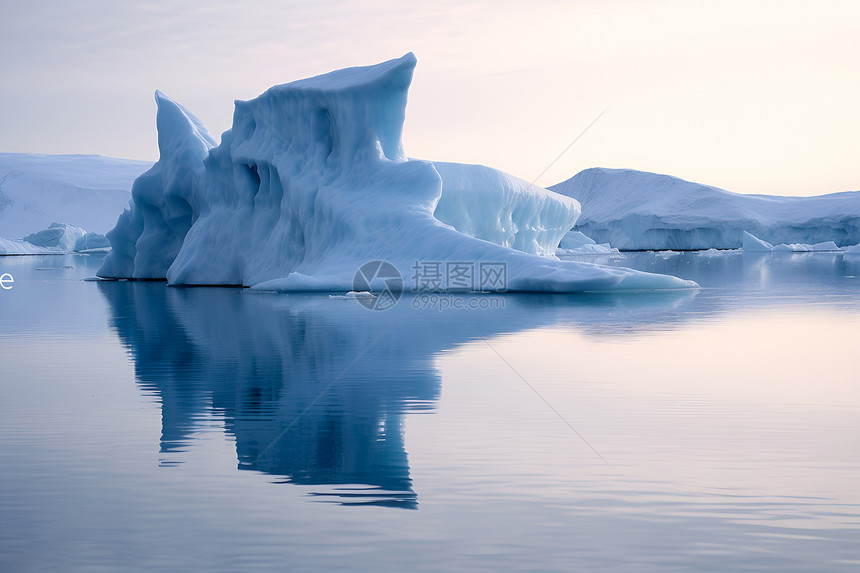 冰湖中的冻结冰块图片