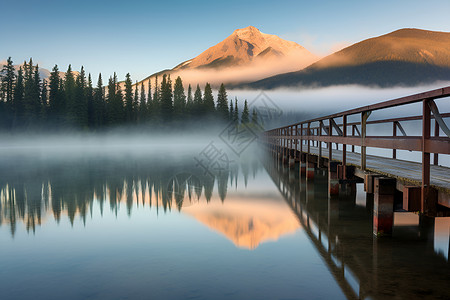 云雾缭绕的湖泊背景图片