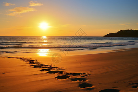 夕阳下的沙滩脚印背景图片