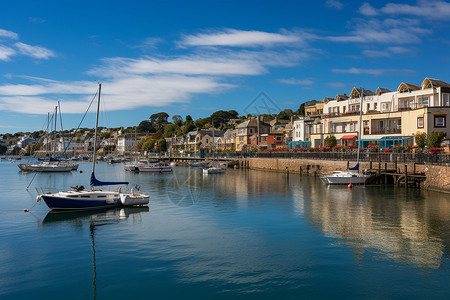 蓝天下的港口小镇背景图片