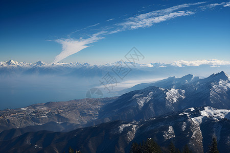 蓝天下的高山背景图片