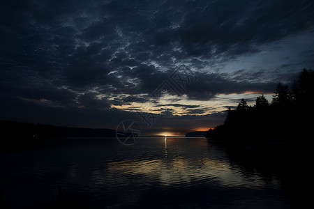 夜晚湖边的美景高清图片