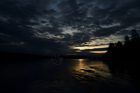 黑暗的湖畔景色高清图片