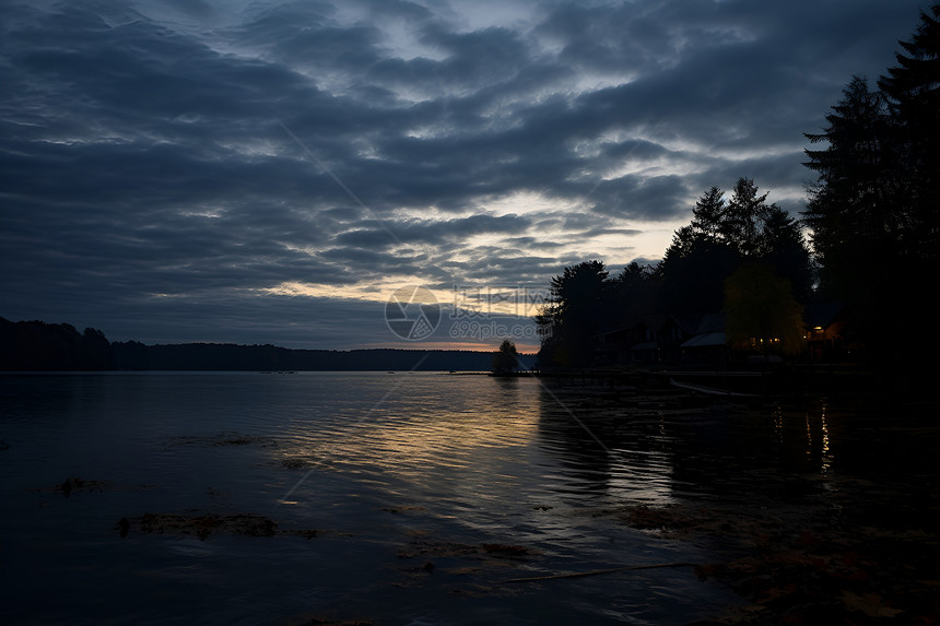 夜晚湖畔的景色图片