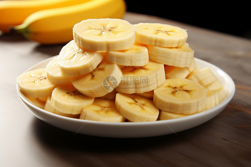 盘子中新鲜的香蕉图片
