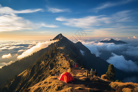 山脉山顶上的红色帐篷背景图片