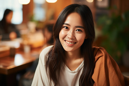 悠闲微笑的亚洲年轻女子背景图片