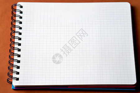 一本笔记本弯曲格子素材高清图片