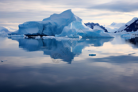 一座巨大冰山高清图片