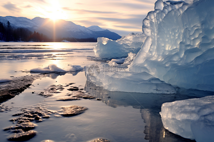 日出时冰冻的湖泊图片