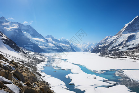 雪山巅峰蓝天碧水背景