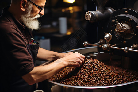 男子加工咖啡豆高清图片