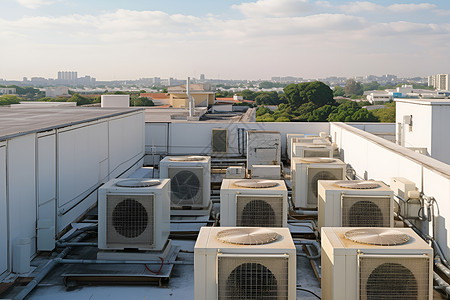 屋顶上一排空调机组高清图片