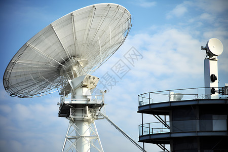 信号传输高楼上的卫星天线背景