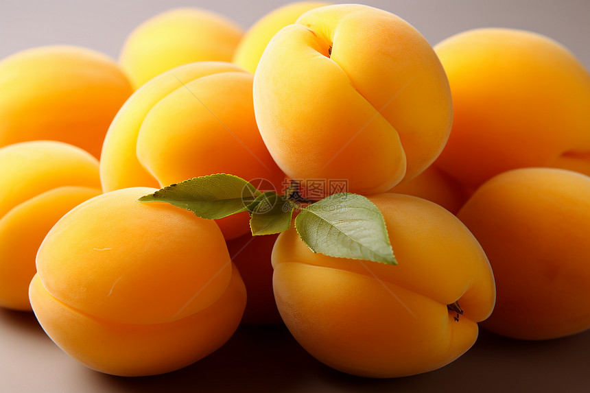 成熟的多汁杏子图片