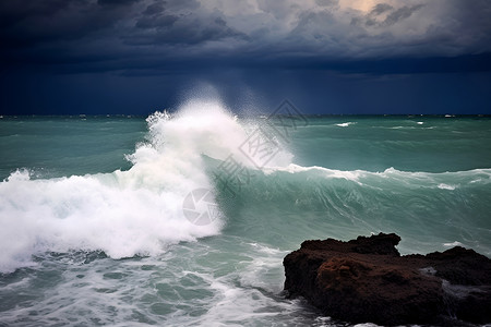 巨浪撞击岩石背景图片