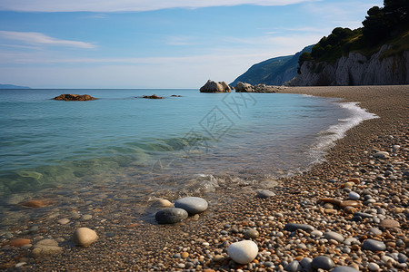 海岸边的鹅卵石和沙子背景图片