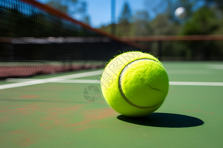 球场上一只网球背景图片