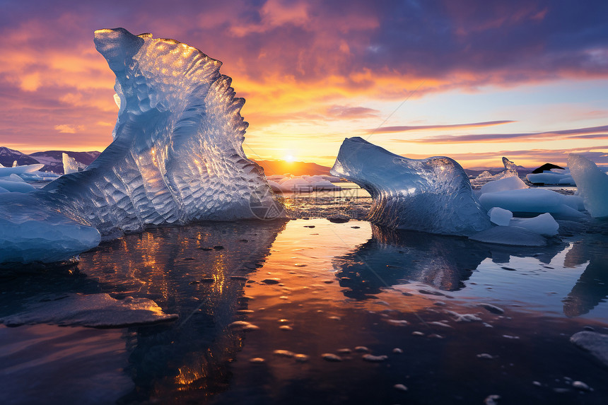 日落时冰川的美丽景观图片