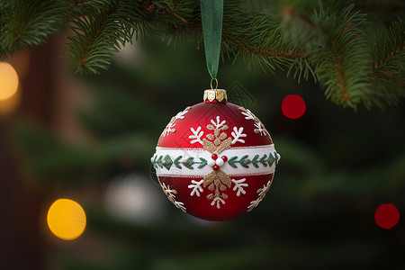 圣诞树上悬挂的红色饰品背景图片