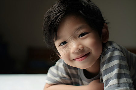 面带微笑的亚洲小男孩背景图片