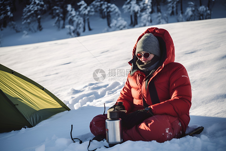 冬季雪山中的冒险者图片