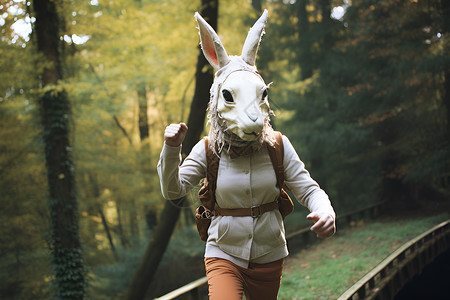 兔子面神秘森林中的兔面人背景