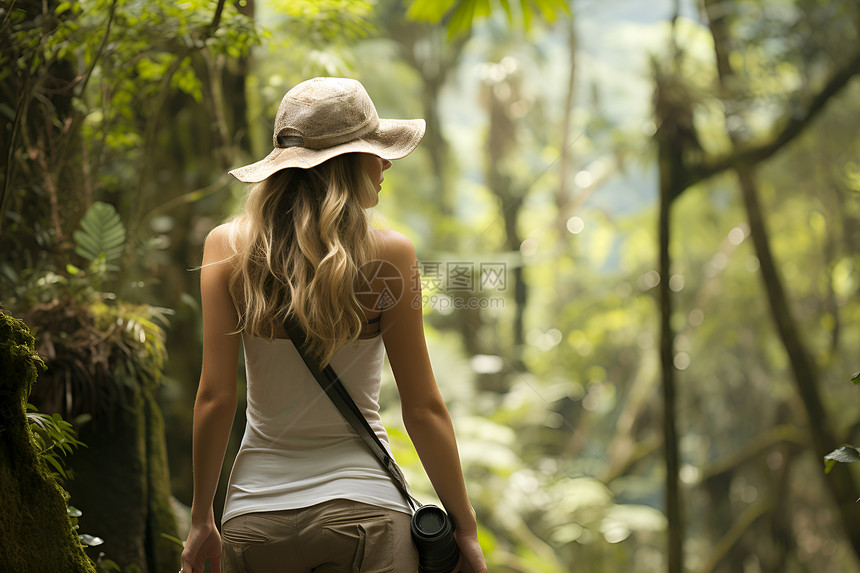 夏季丛林中的探险者图片