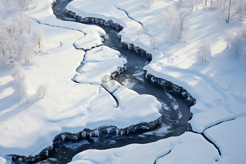 冬日森林中流淌的河流图片