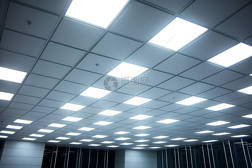 办公室天花板上的灯具图片