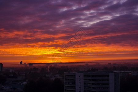 夕阳时天空中的火烧云景观背景图片
