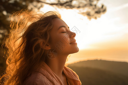 清晨享受山谷的美丽女子背景图片