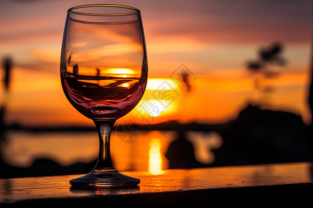 夕阳余晖下的红酒背景图片