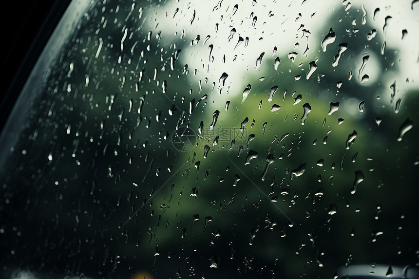覆盖着雨水的窗户图片