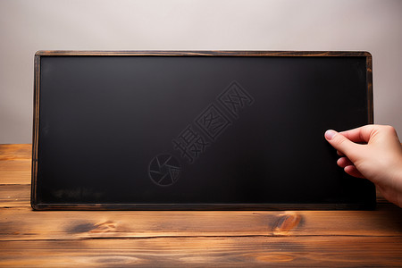 木桌上的黑色木板背景图片