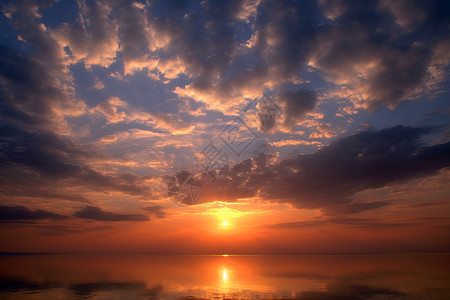 夕阳余晖下的水面背景图片