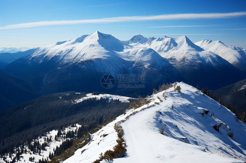 白雪覆盖的山顶图片