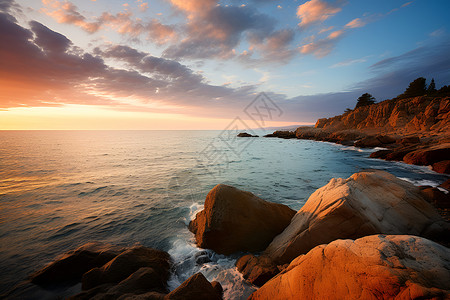夕阳映照下的海边岩石背景图片