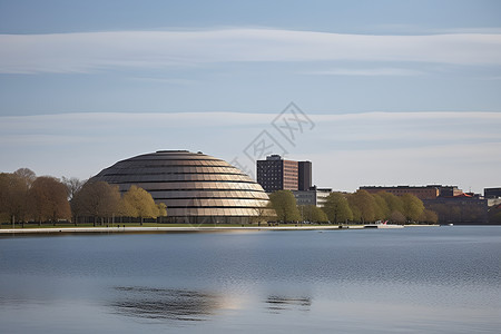 湖畔球形建筑背景图片