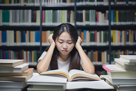 图书馆里学习的女孩背景图片